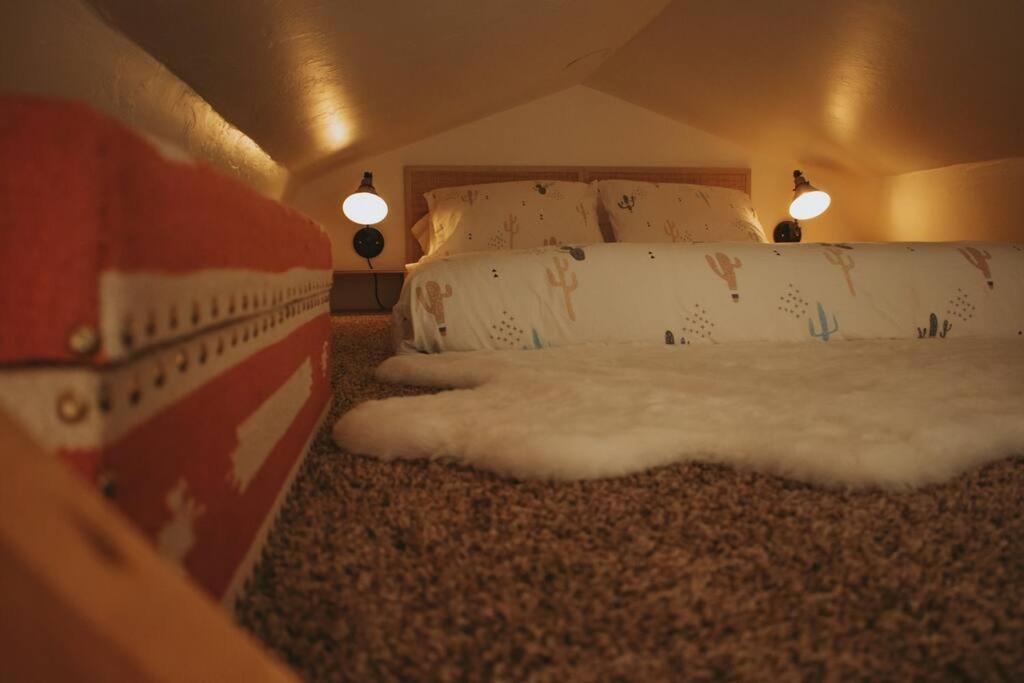 Agave Tiny House At Cactus Flower-Hot Tub-Pet Friendly-No Pet Fees! แอลบูเคอร์คี ภายนอก รูปภาพ