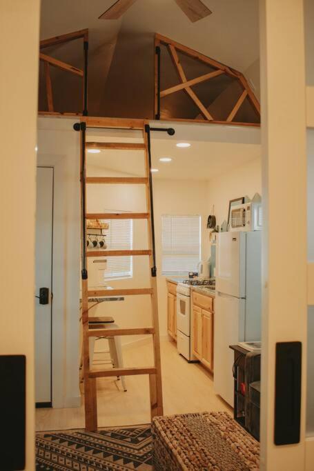 Agave Tiny House At Cactus Flower-Hot Tub-Pet Friendly-No Pet Fees! แอลบูเคอร์คี ภายนอก รูปภาพ