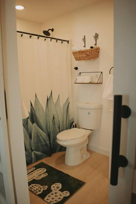 Agave Tiny House At Cactus Flower-Hot Tub-Pet Friendly-No Pet Fees! แอลบูเคอร์คี ภายนอก รูปภาพ