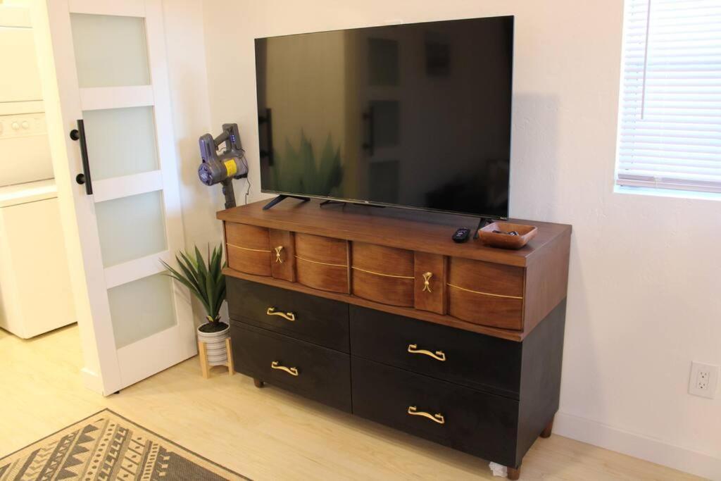 Agave Tiny House At Cactus Flower-Hot Tub-Pet Friendly-No Pet Fees! แอลบูเคอร์คี ภายนอก รูปภาพ
