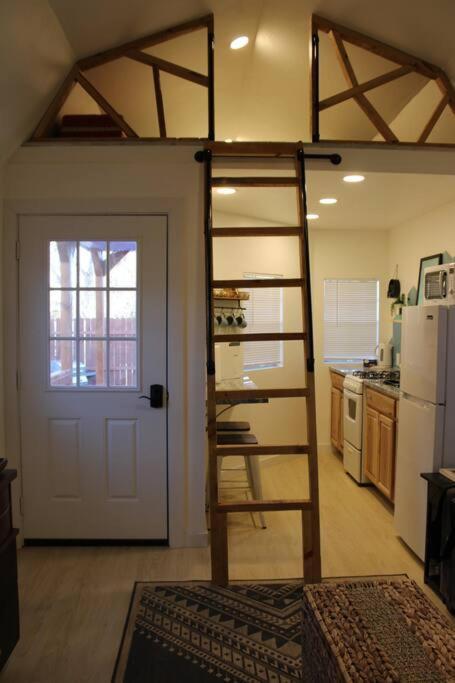 Agave Tiny House At Cactus Flower-Hot Tub-Pet Friendly-No Pet Fees! แอลบูเคอร์คี ภายนอก รูปภาพ