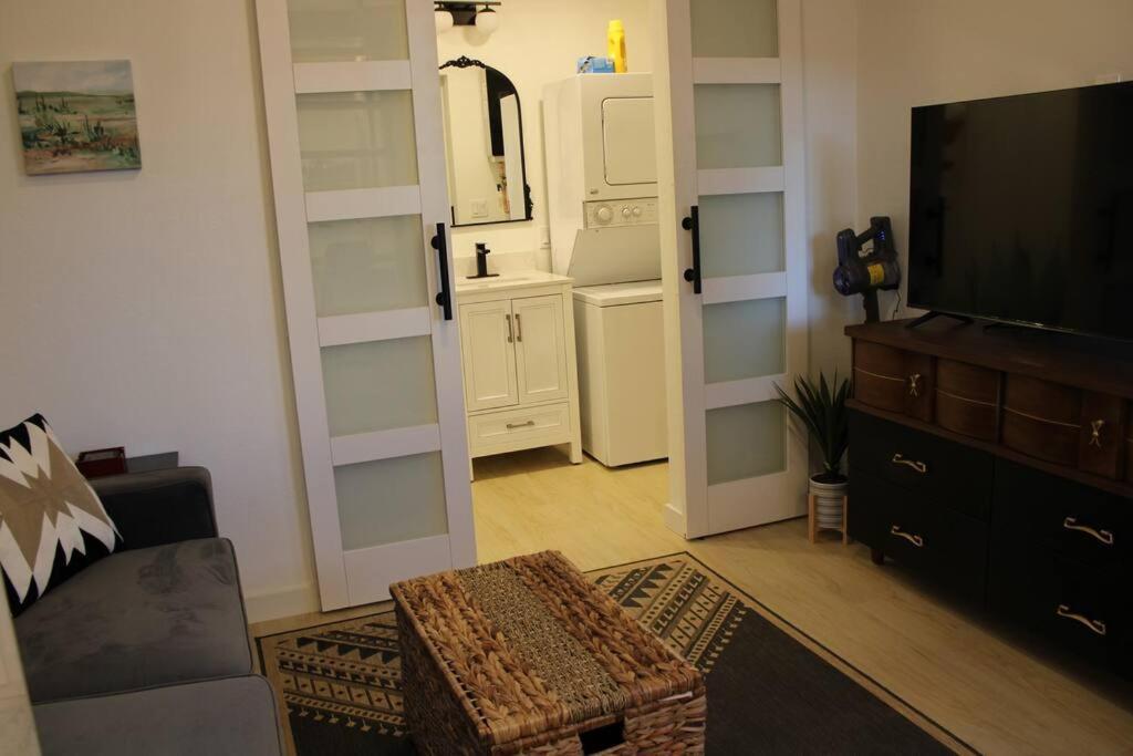 Agave Tiny House At Cactus Flower-Hot Tub-Pet Friendly-No Pet Fees! แอลบูเคอร์คี ภายนอก รูปภาพ