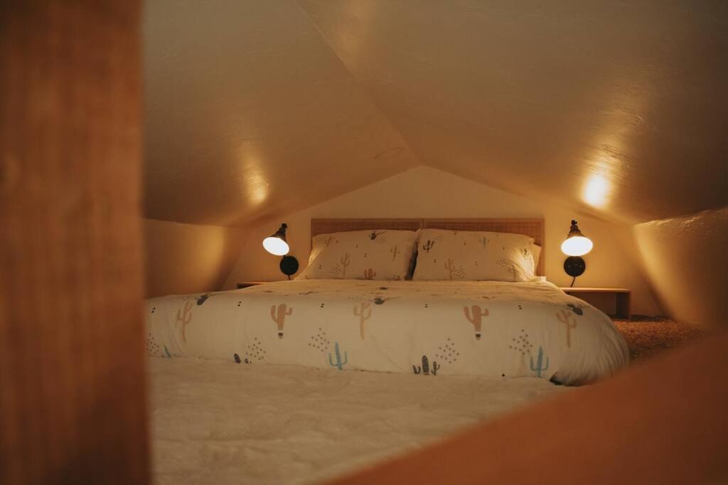 Agave Tiny House At Cactus Flower-Hot Tub-Pet Friendly-No Pet Fees! แอลบูเคอร์คี ภายนอก รูปภาพ